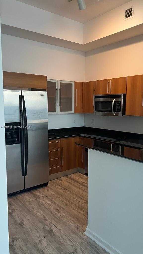 Small Image of 335 Biscayne Blvd, Miami, FL 33132, USA Number 4