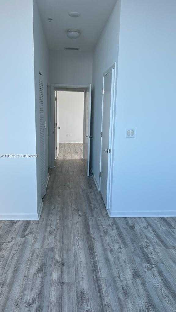 Small Image of 335 Biscayne Blvd, Miami, FL 33132, USA Number 8