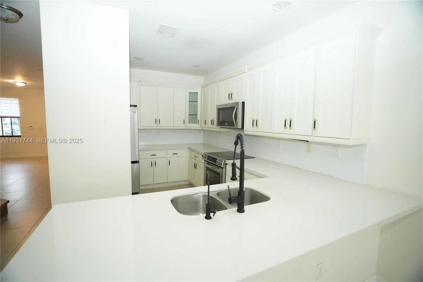 Small Image of 10436 NORTH WEST 61ST LN #00, Doral Number 4