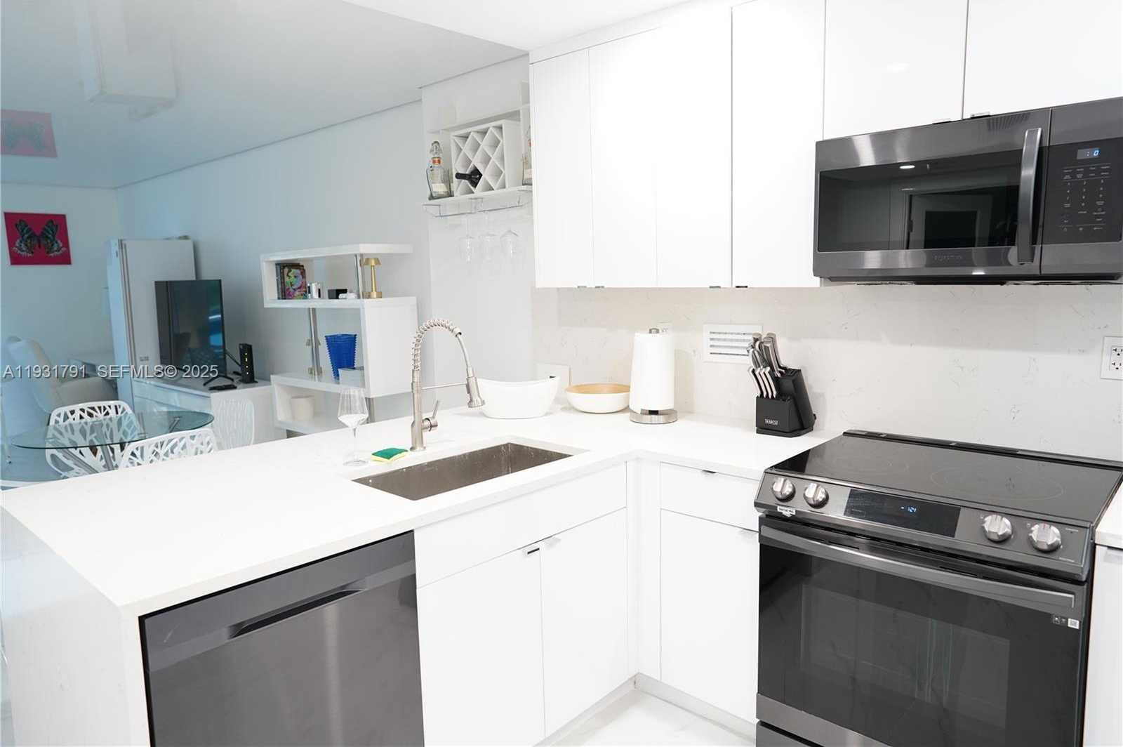 Small Image of 2301 COLLINS AVE #529, Miami Beach Number 2