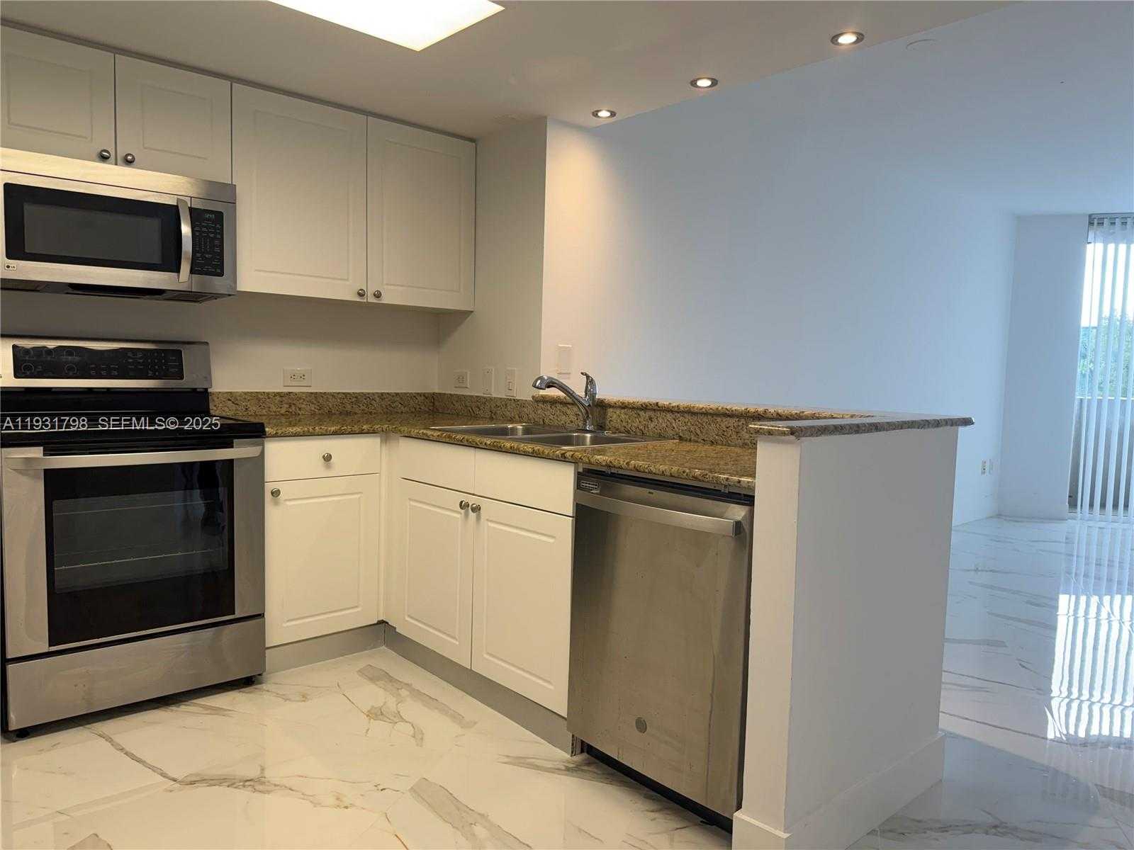 Small Image of 19501 WEST COUNTRY CLUB DR #406, Aventura Number 4