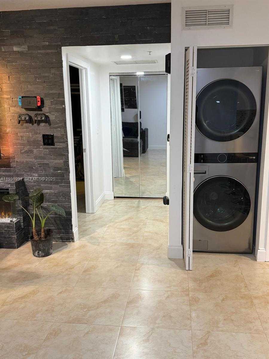 Small Image of 31 SOUTH EAST 5TH ST #2907, Miami Number 4