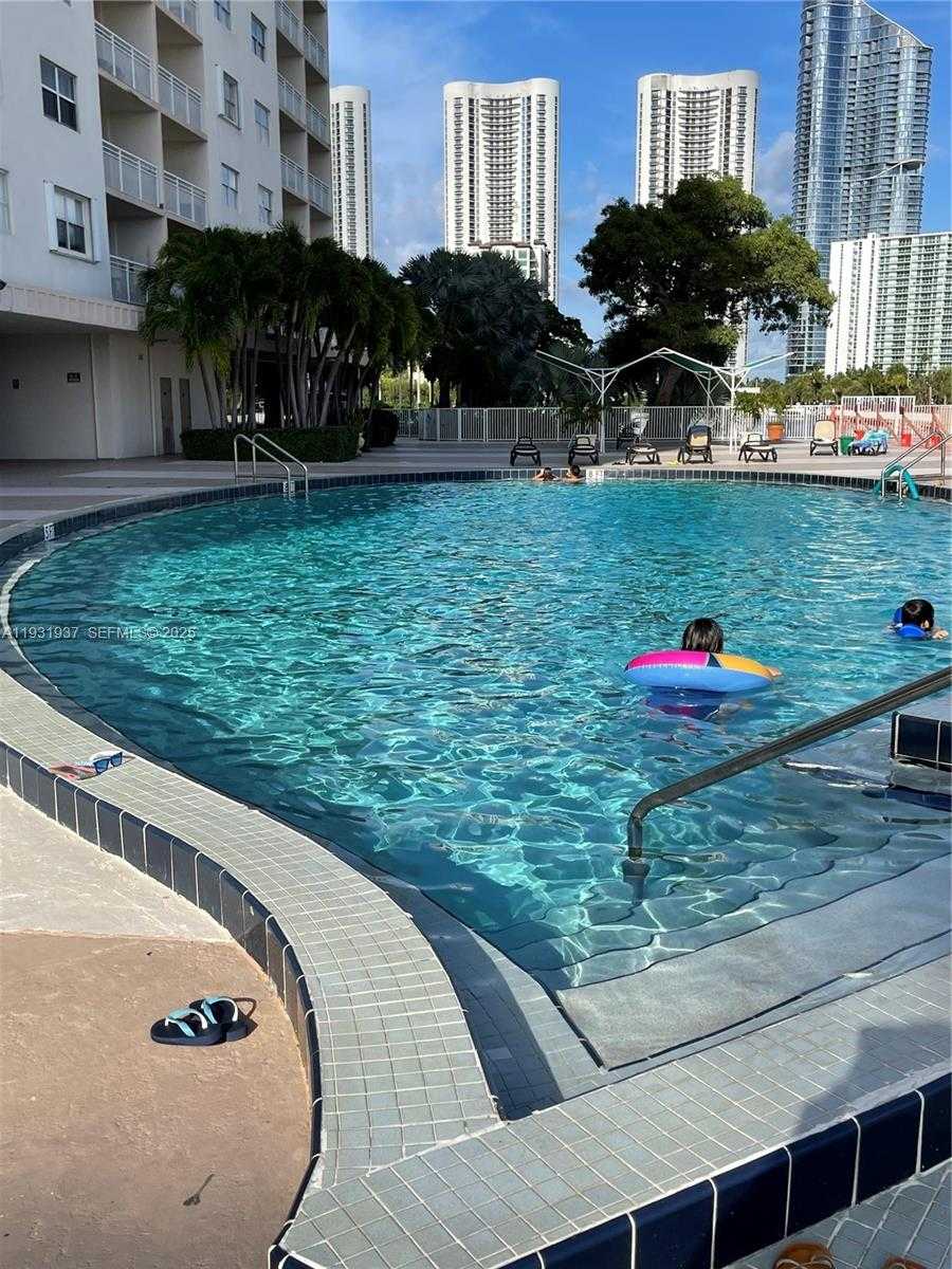 Small Image of 400 KINGS POINT DR #1131, Sunny Isles Beach Number 4