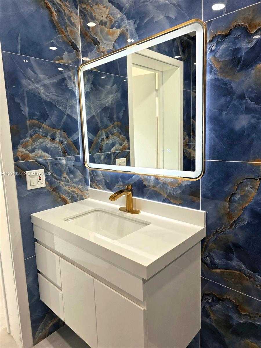 Small Image of Davie Number 10