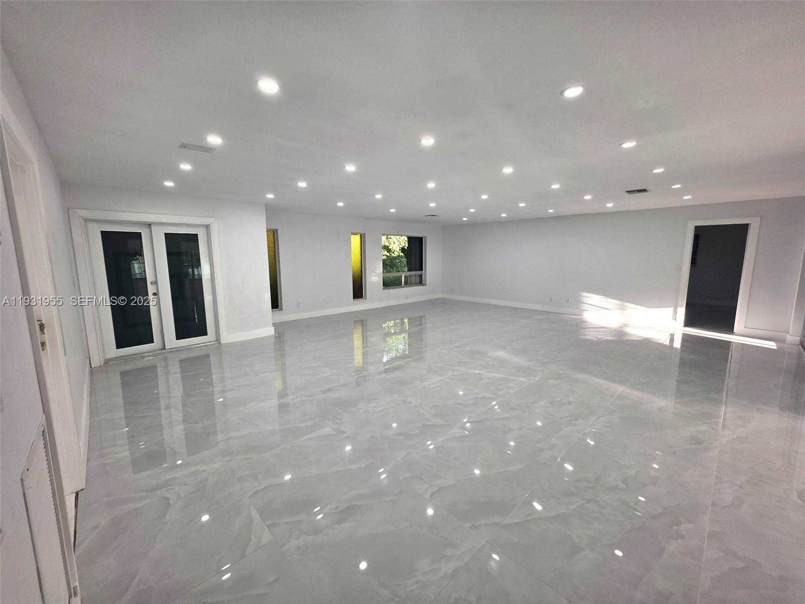 Small Image of Davie Number 15