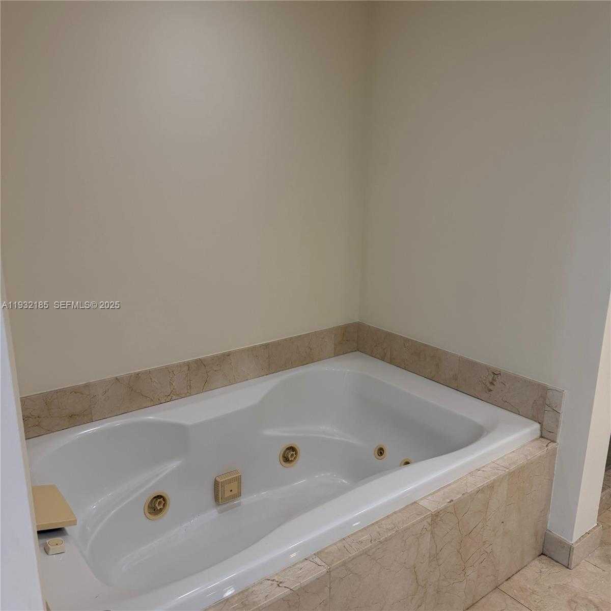 Small Image of 19400 TURNBERRY WAY #1621, Aventura Number 7