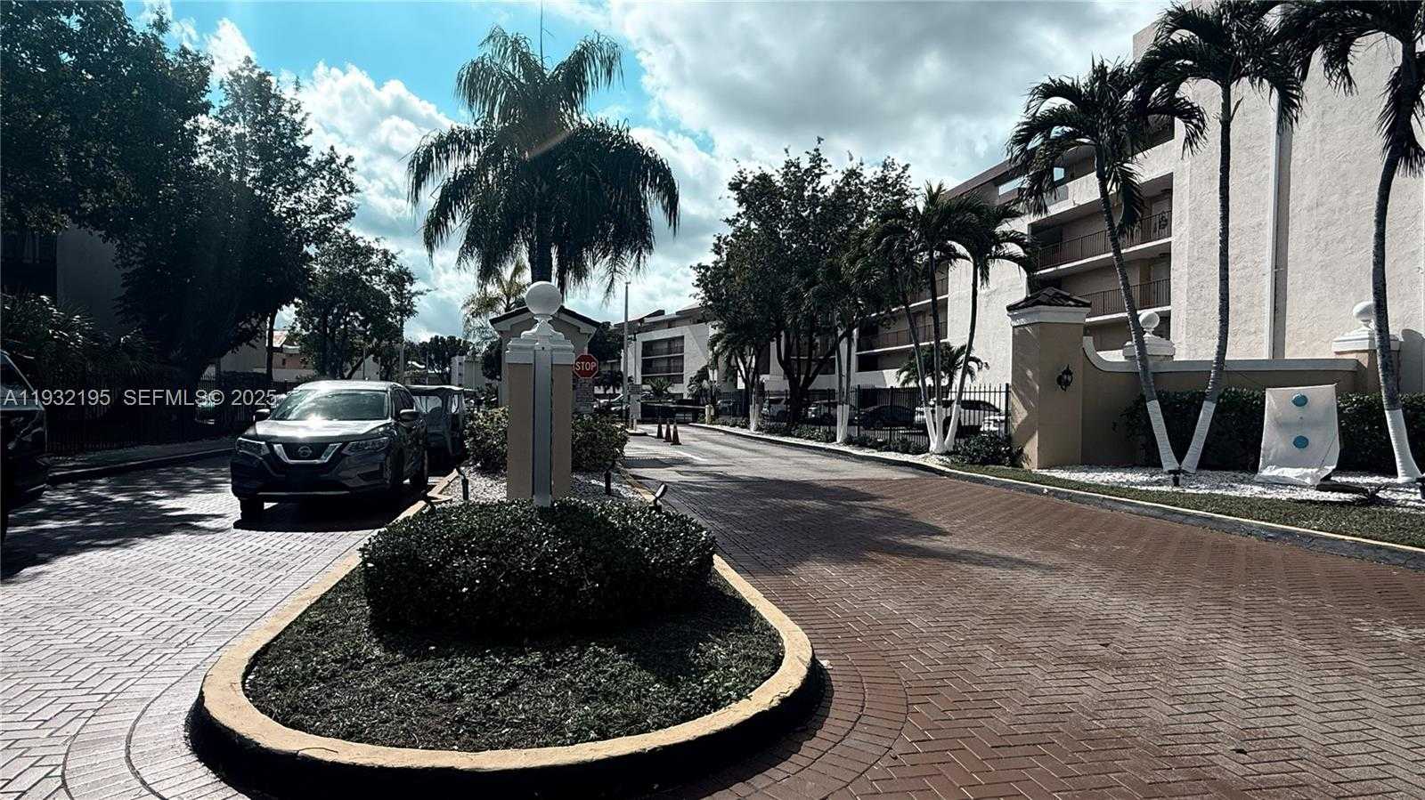 Small Image of 8860 FONTAINEBLEAU BLVD #103, Miami Number 41