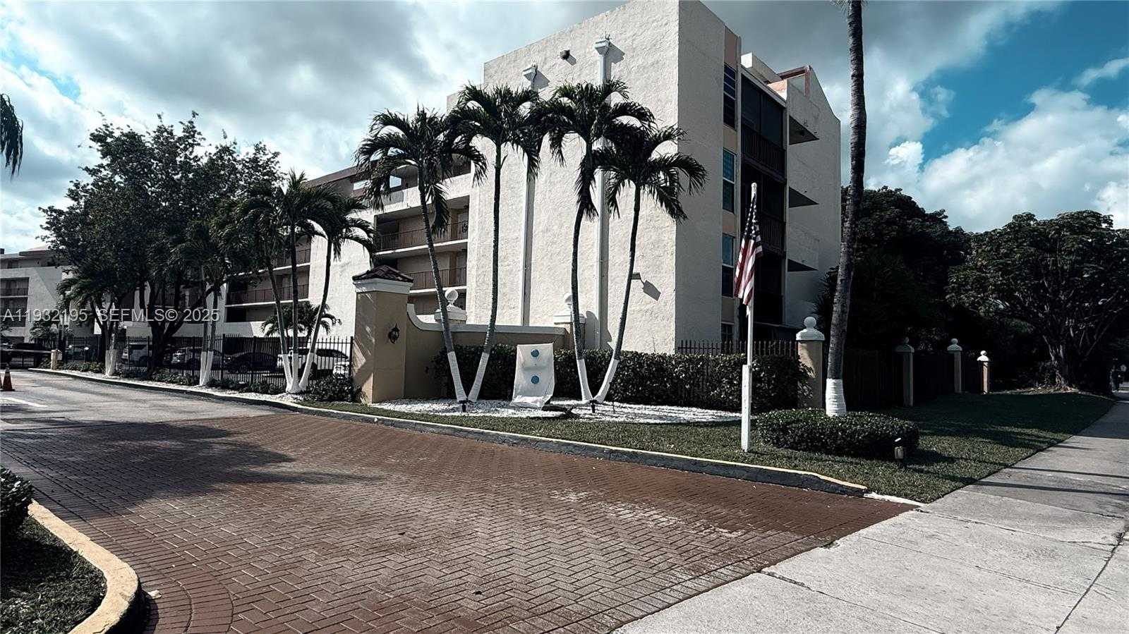 Small Image of 8860 FONTAINEBLEAU BLVD #103, Miami Number 42