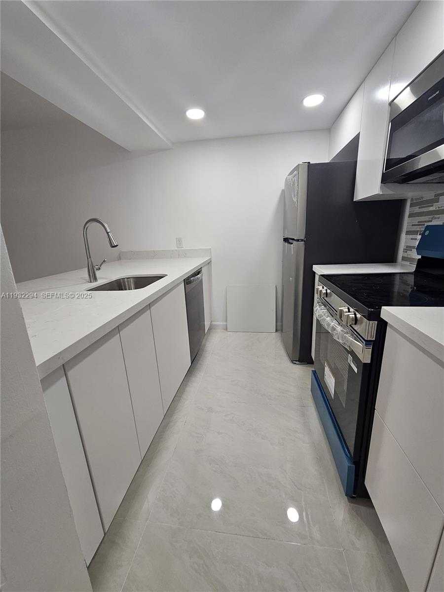 Small Image of 8180 GENEVA CT #518, Doral Number 2