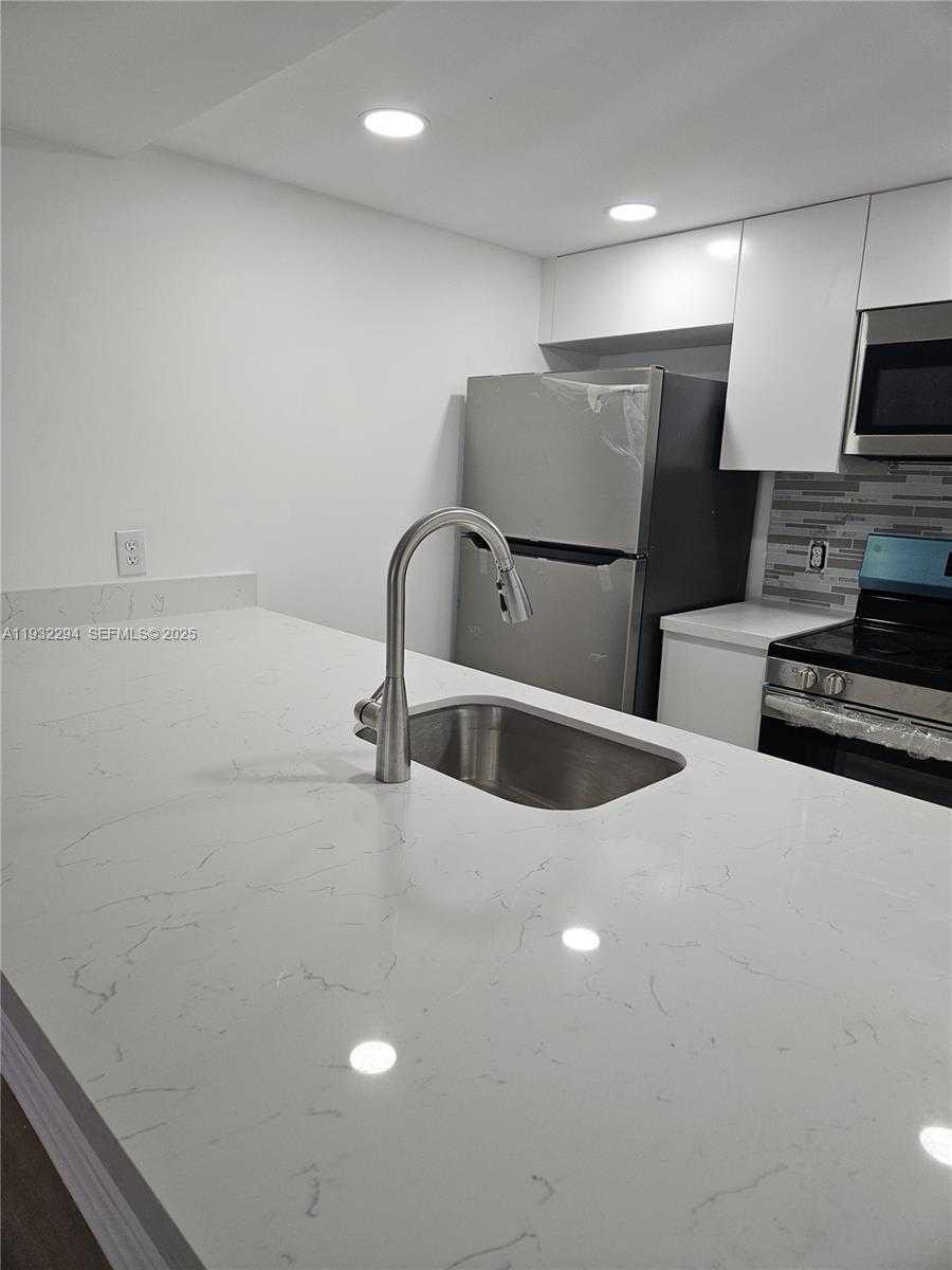 Small Image of 8180 GENEVA CT #518, Doral Number 4