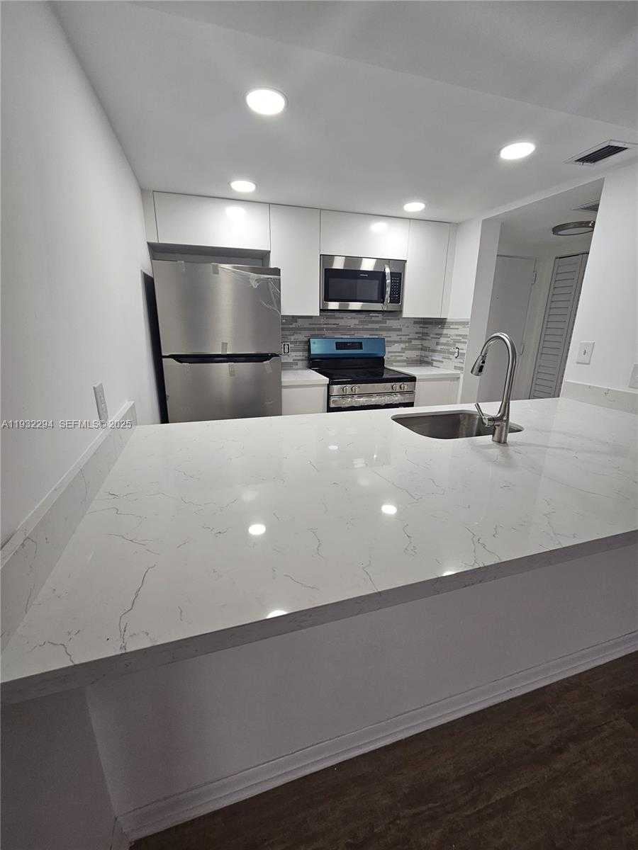 Small Image of 8180 GENEVA CT #518, Doral Number 5