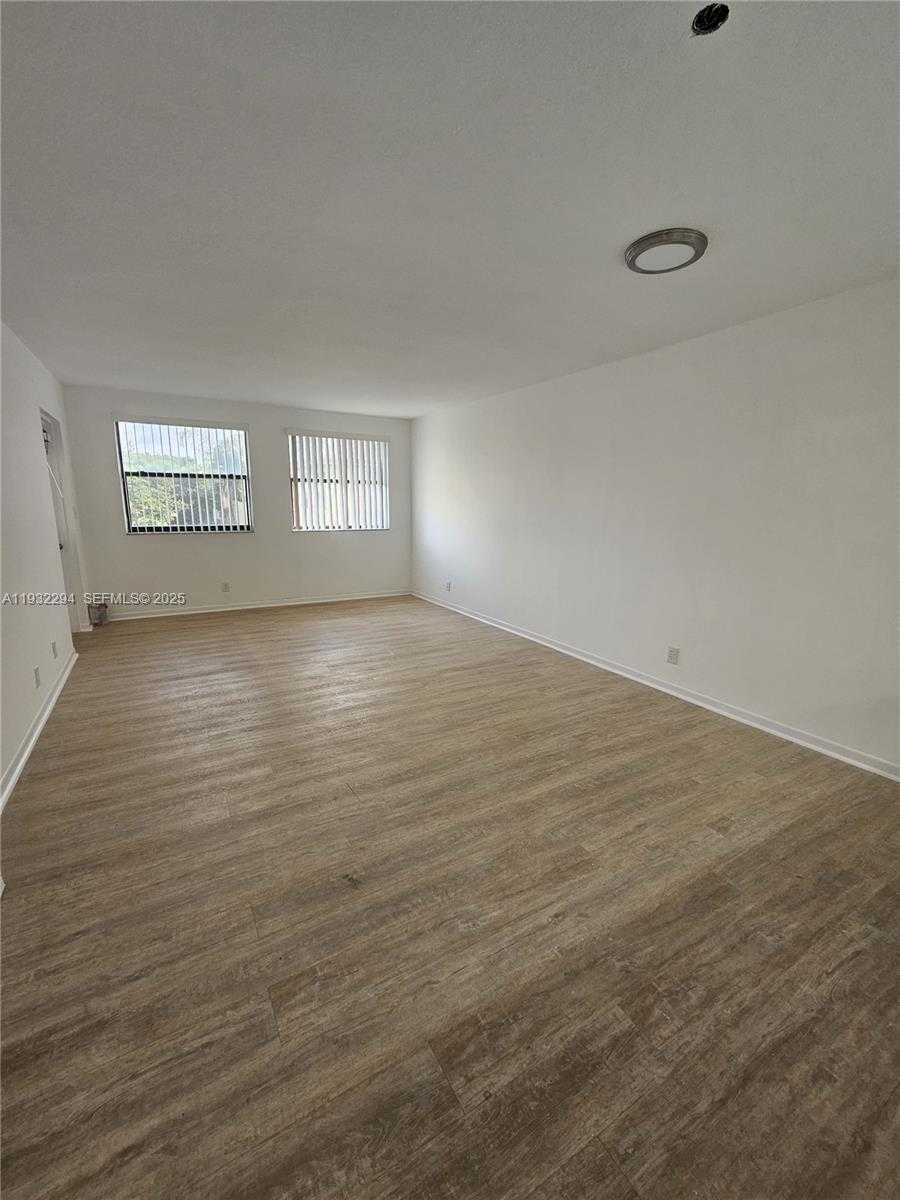 Small Image of 8180 GENEVA CT #518, Doral Number 7