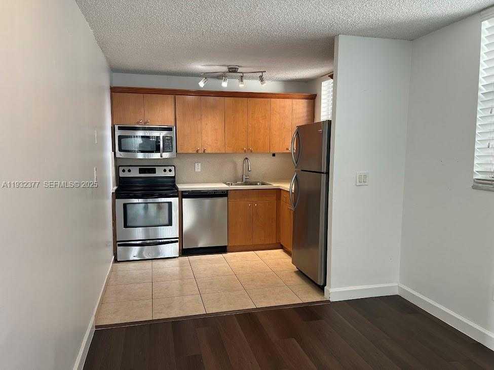 Small Image of 1801 SOUTH TREASURE DR #417, North Bay Village Number 2