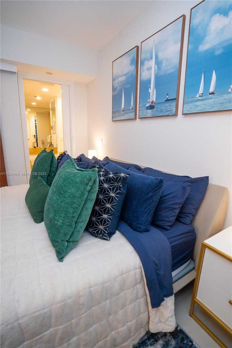 Small Image of 1395 BRICKELL AVE #3012, Miami Number 4