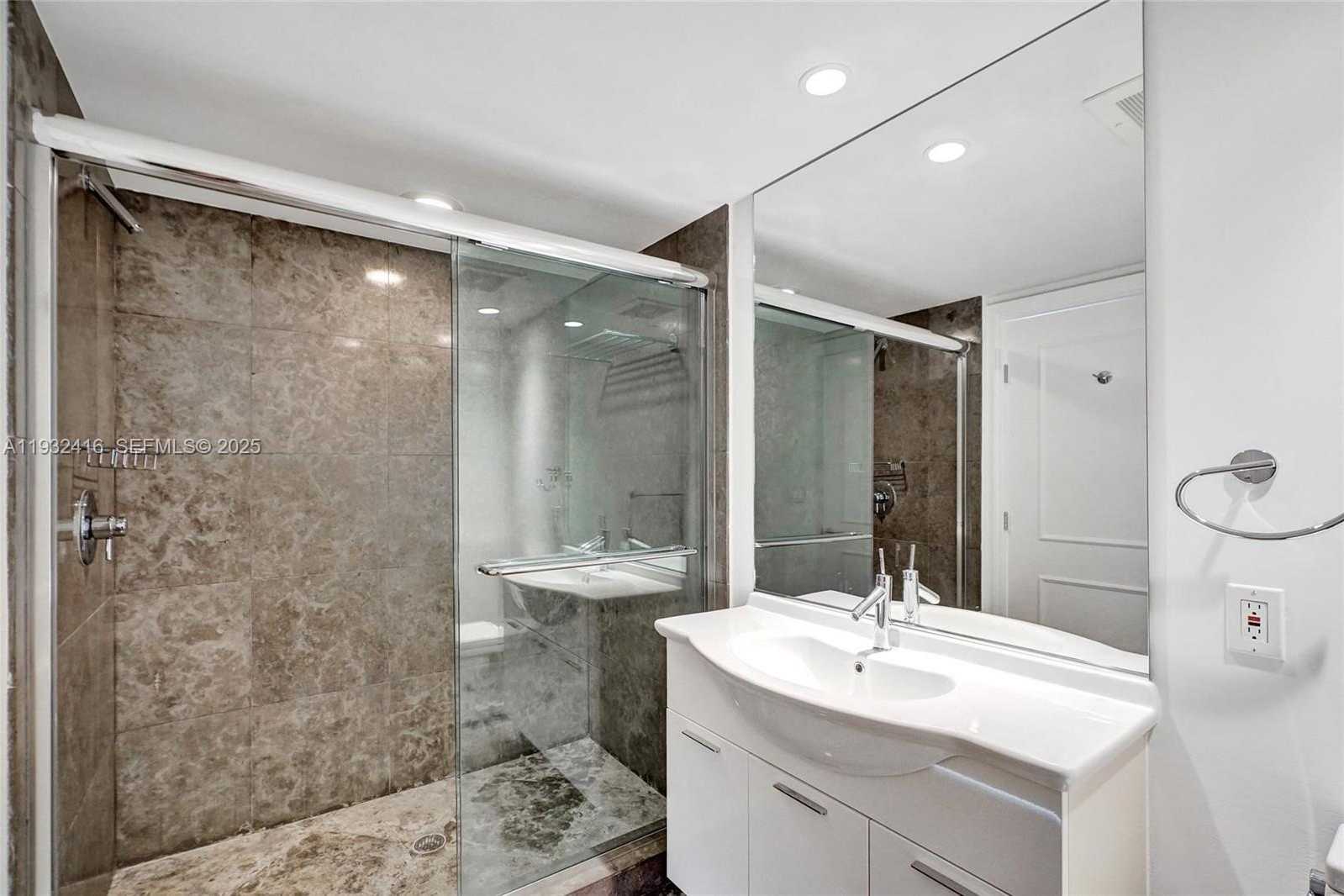 Small Image of 495 BRICKELL AVE #2301, Miami Number 27