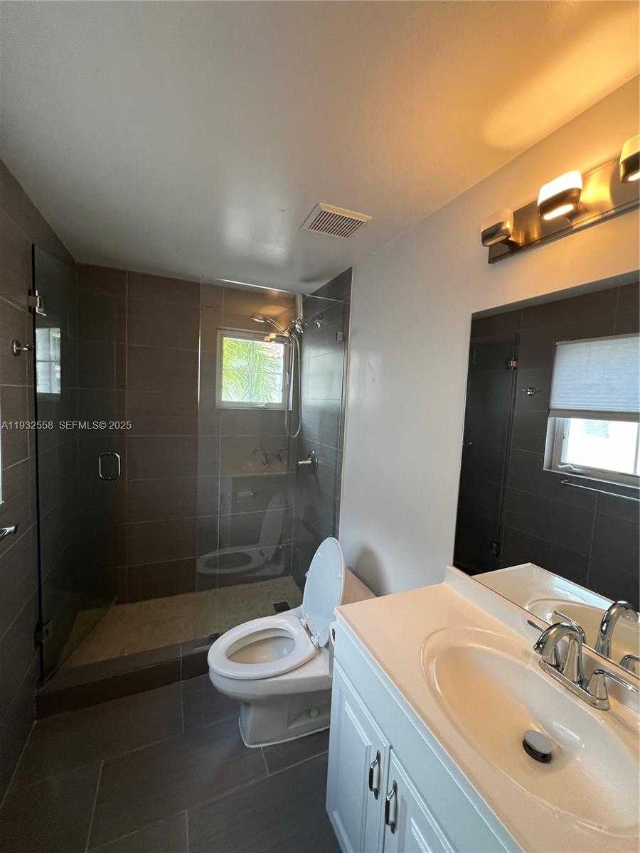 Small Image of 261 NAVARRE AVE #A-4, Coral Gables Number 11