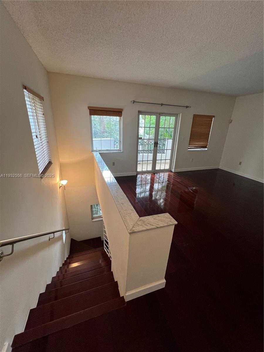 Small Image of 261 NAVARRE AVE #A-4, Coral Gables Number 6