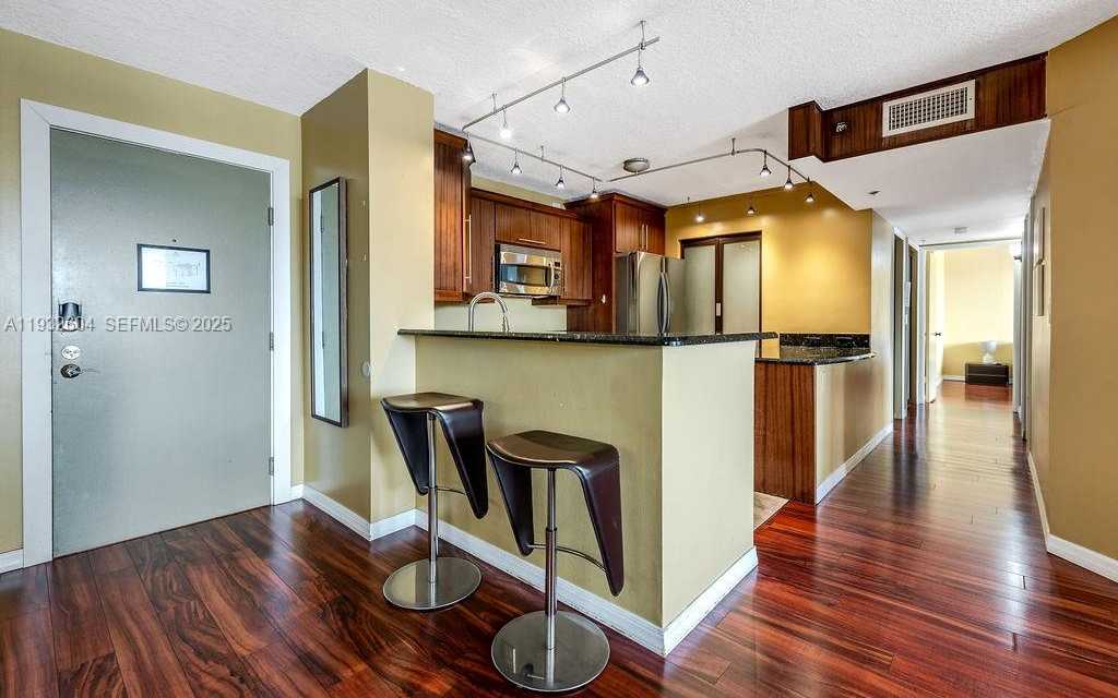 Small Image of 19999 EAST COUNTRY CLUB DR #1302, Aventura Number 2