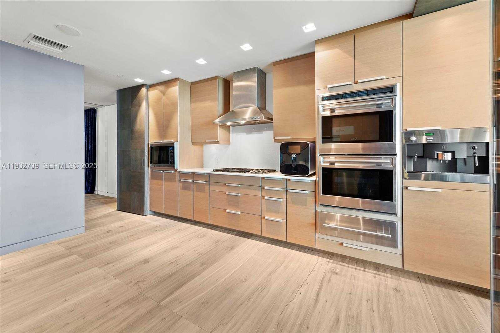 Small Image of Bal Harbour Number 20