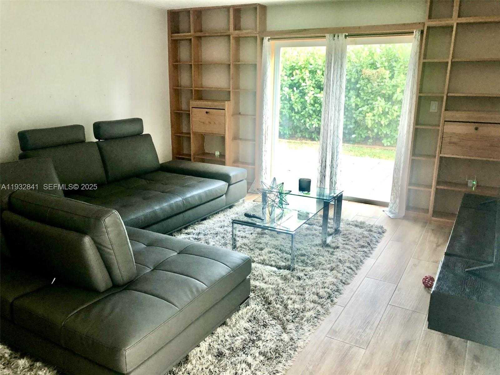 Small Image of 15660 SOUTH WEST 100 AVE, Miami Number 13