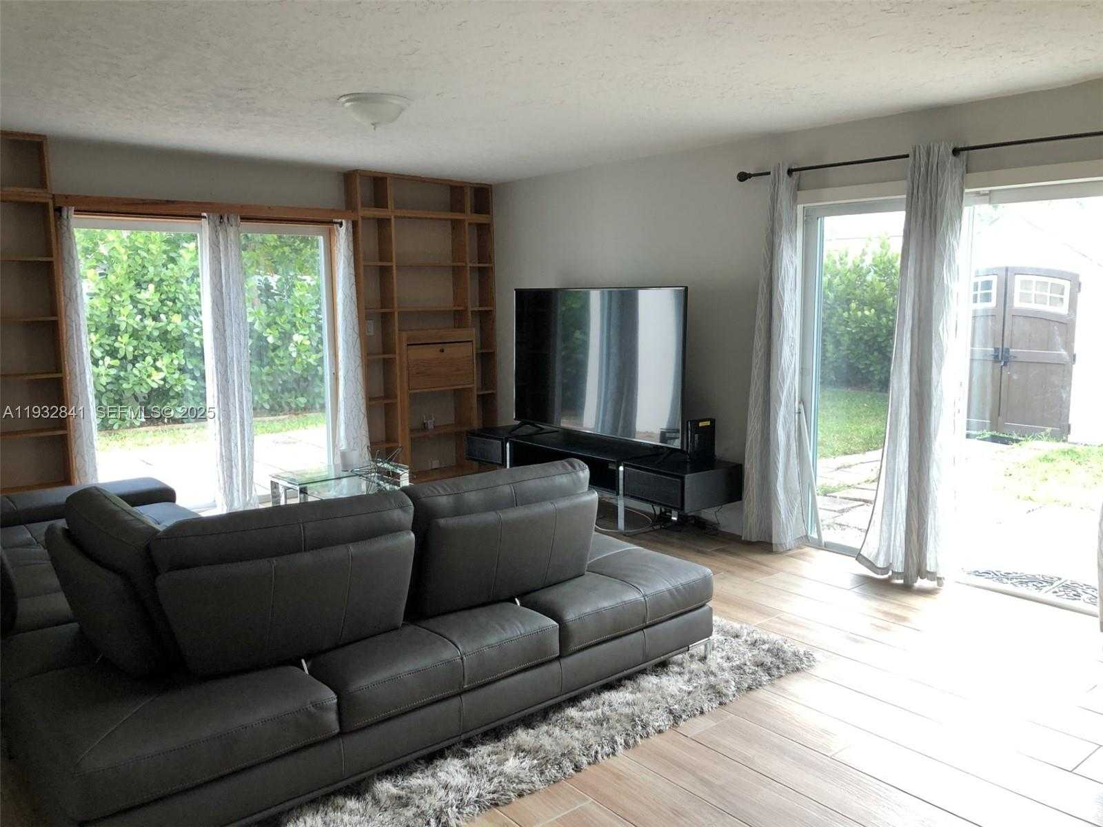 Small Image of 15660 SOUTH WEST 100 AVE, Miami Number 17