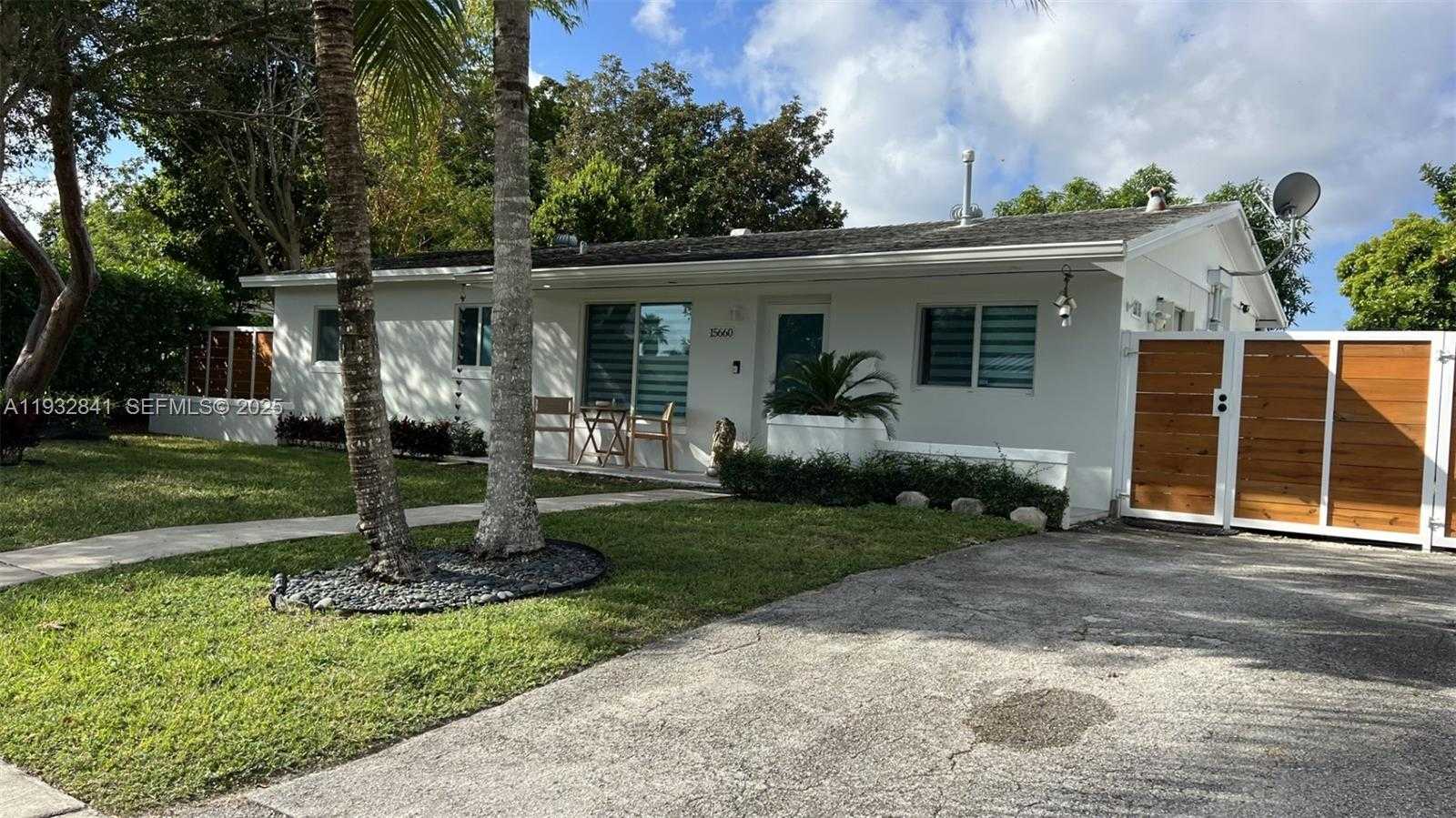 Small Image of 15660 SOUTH WEST 100 AVE, Miami Number 4