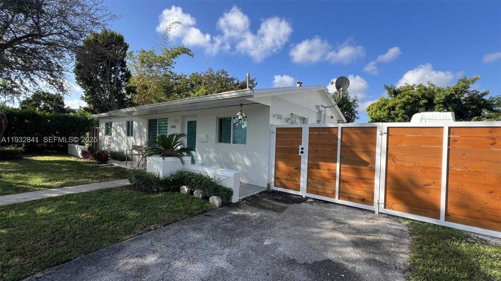Small Image of 15660 SOUTH WEST 100 AVE, Miami Number 6