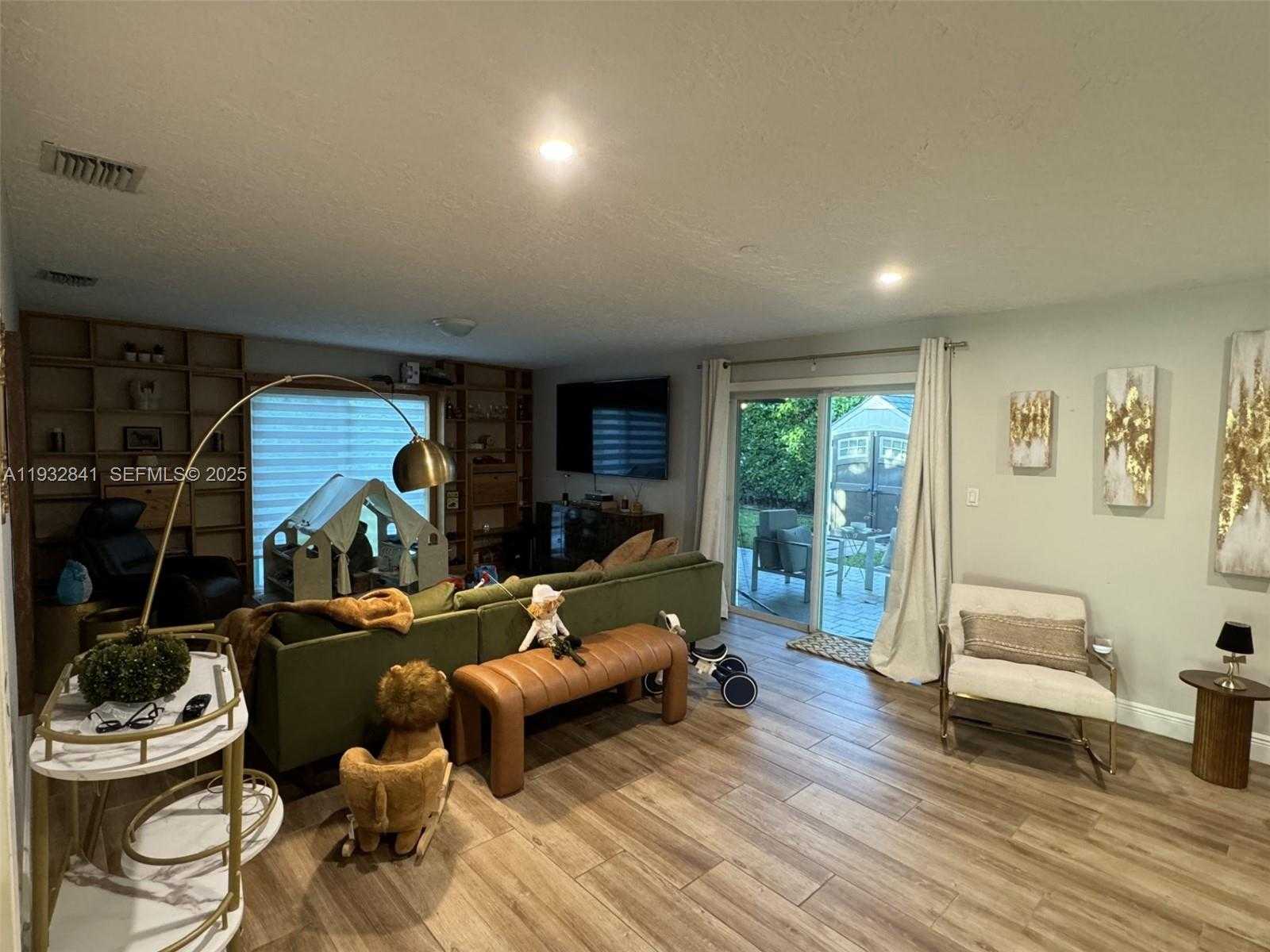 Small Image of 15660 SOUTH WEST 100 AVE, Miami Number 8