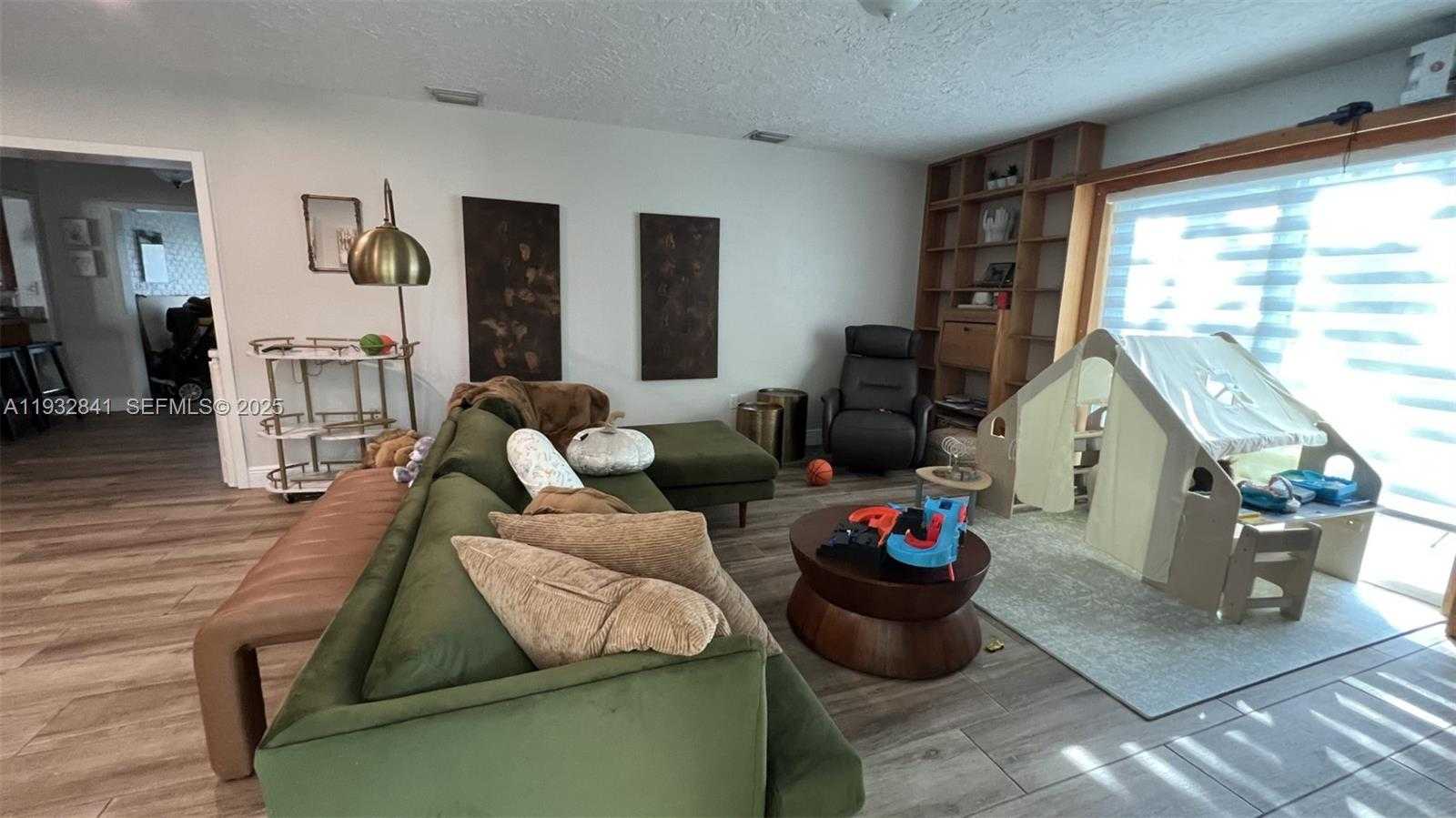 Small Image of 15660 SOUTH WEST 100 AVE, Miami Number 9