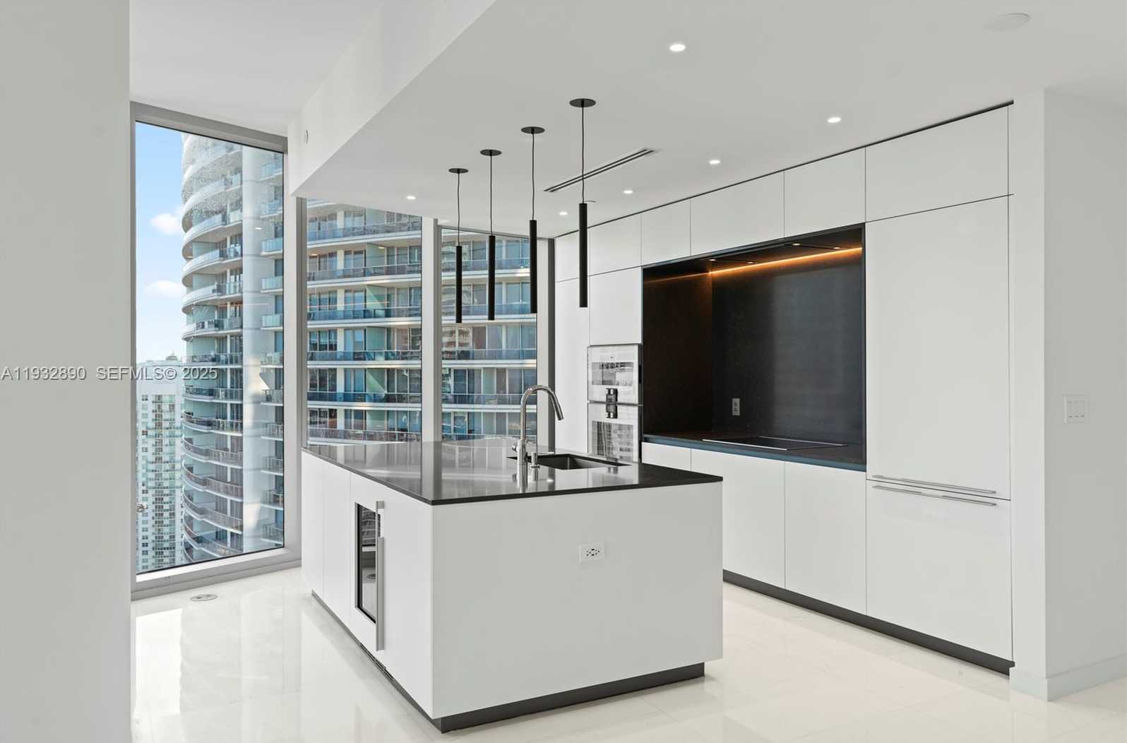 Small Image of 300 BISCAYNE BOULEVARD WAY #4007W, Miami Number 5