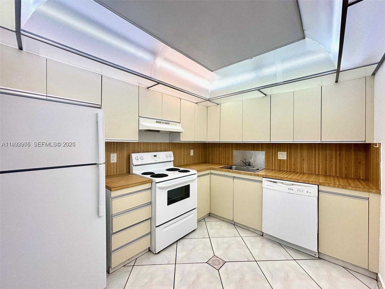 Small Image of 2500 PARKVIEW DR #1208, Hallandale Beach Number 3