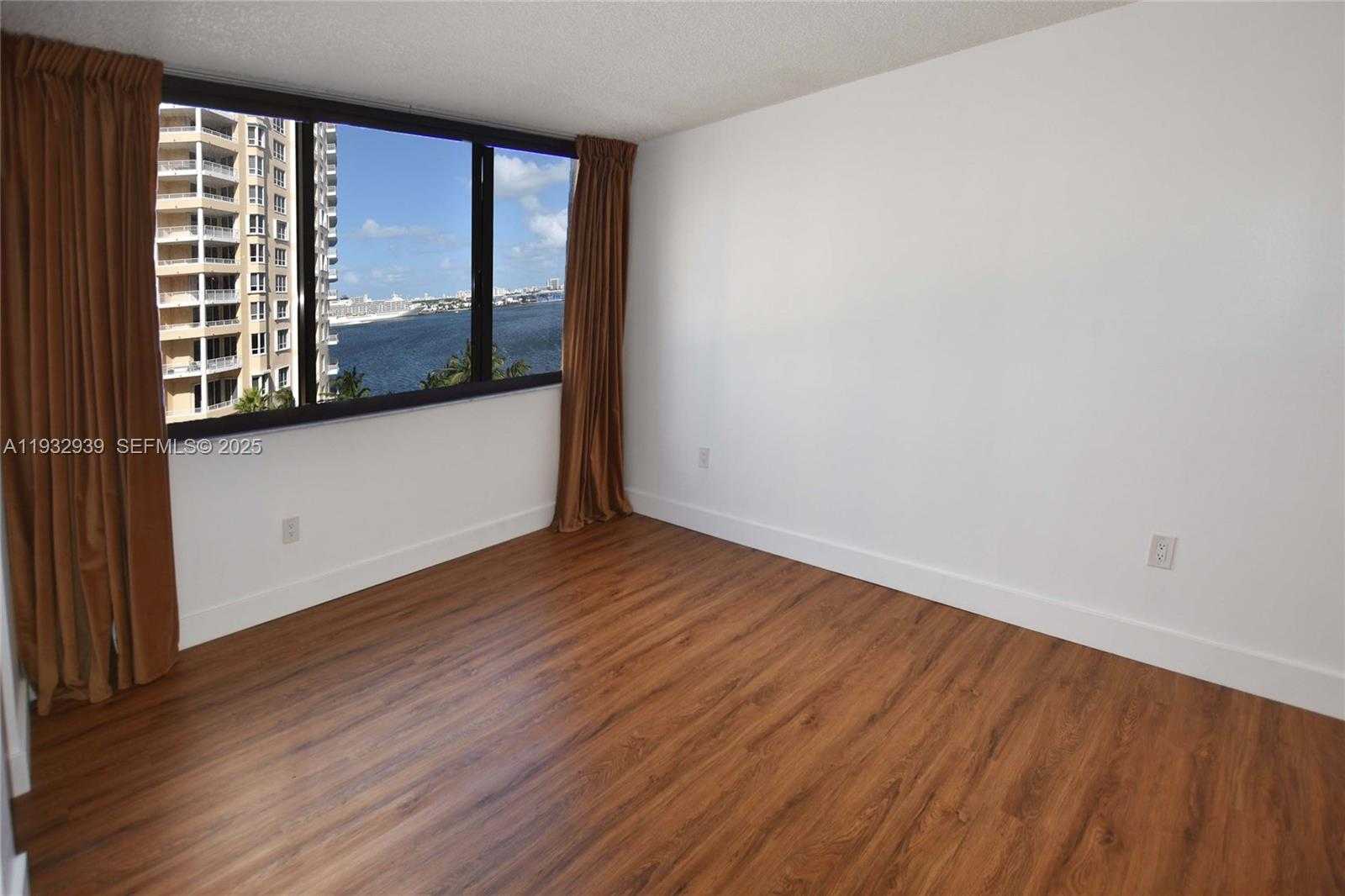 Small Image of 540 BRICKELL KEY DR #826, Miami Number 3