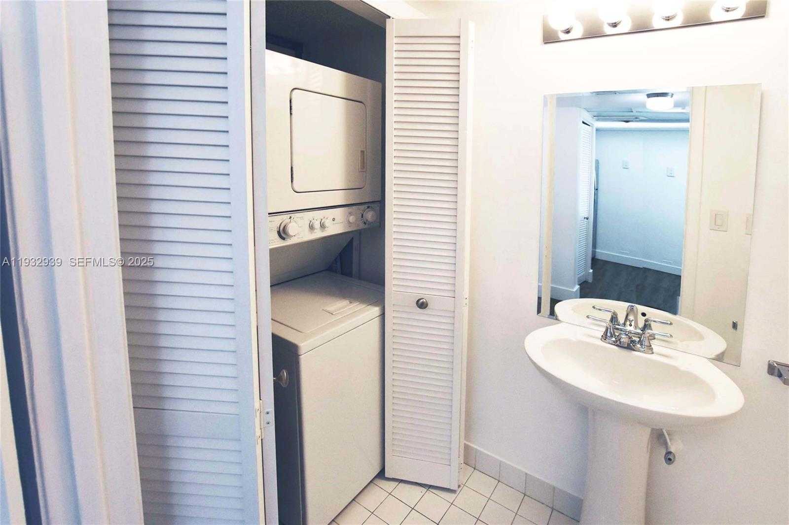 Small Image of 540 BRICKELL KEY DR #826, Miami Number 8