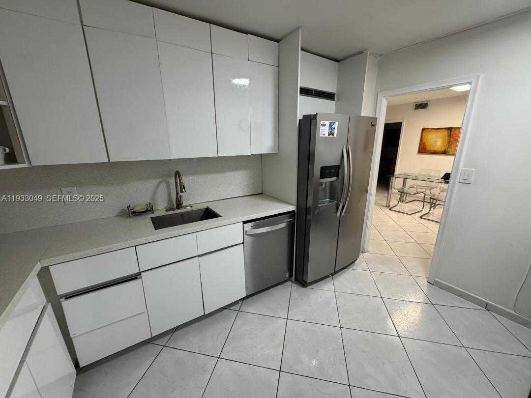 Small Image of 5750 COLLINS AVE #10J, Miami Beach Number 4