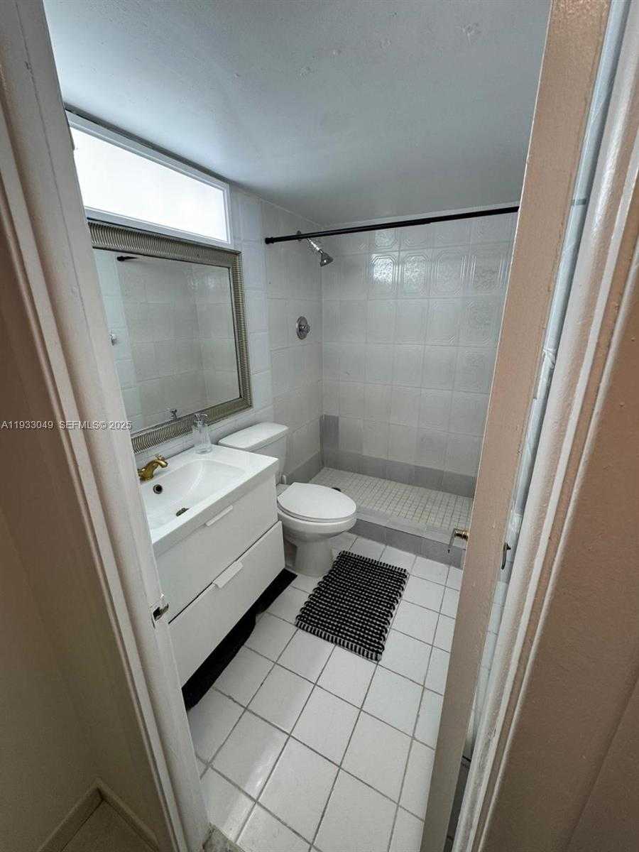 Small Image of 5750 COLLINS AVE #10J, Miami Beach Number 9