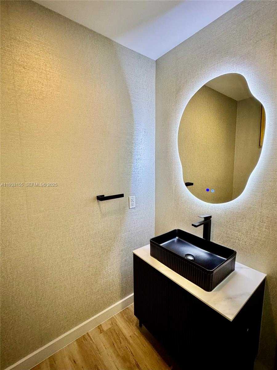 Small Image of 300 SOUTH BISCAYNE BLVD #L-1210, Miami Number 9