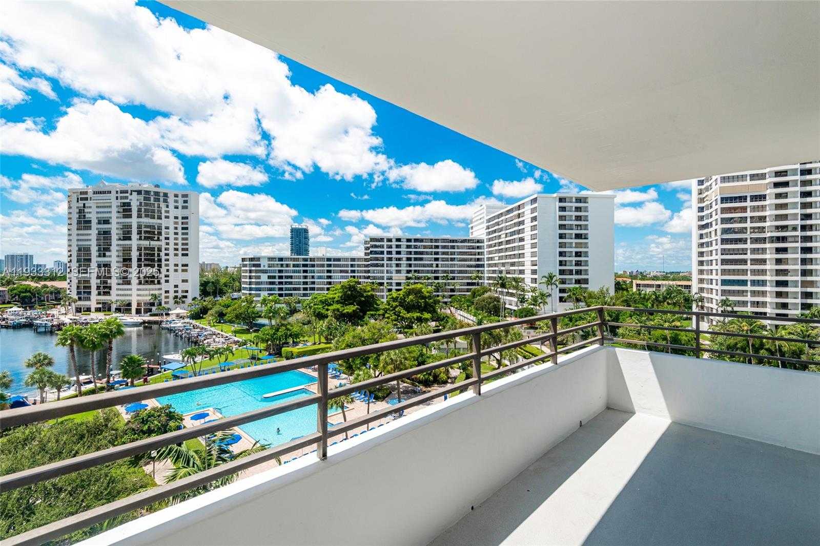 Small Image of 2500 PARKVIEW DR #821, Hallandale Beach Number 3
