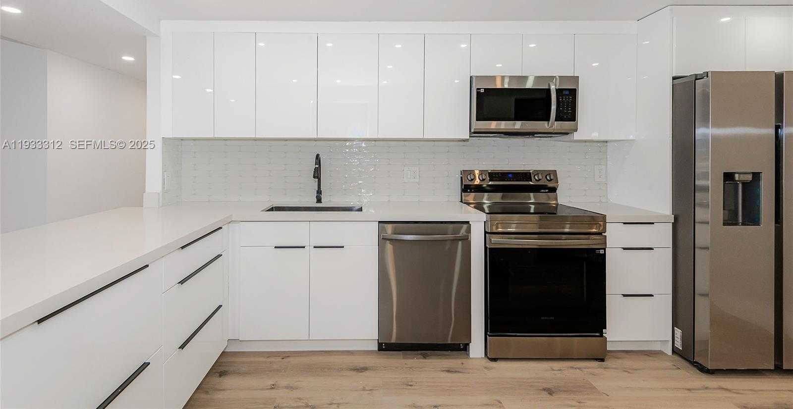 Small Image of 2500 PARKVIEW DR #821, Hallandale Beach Number 5