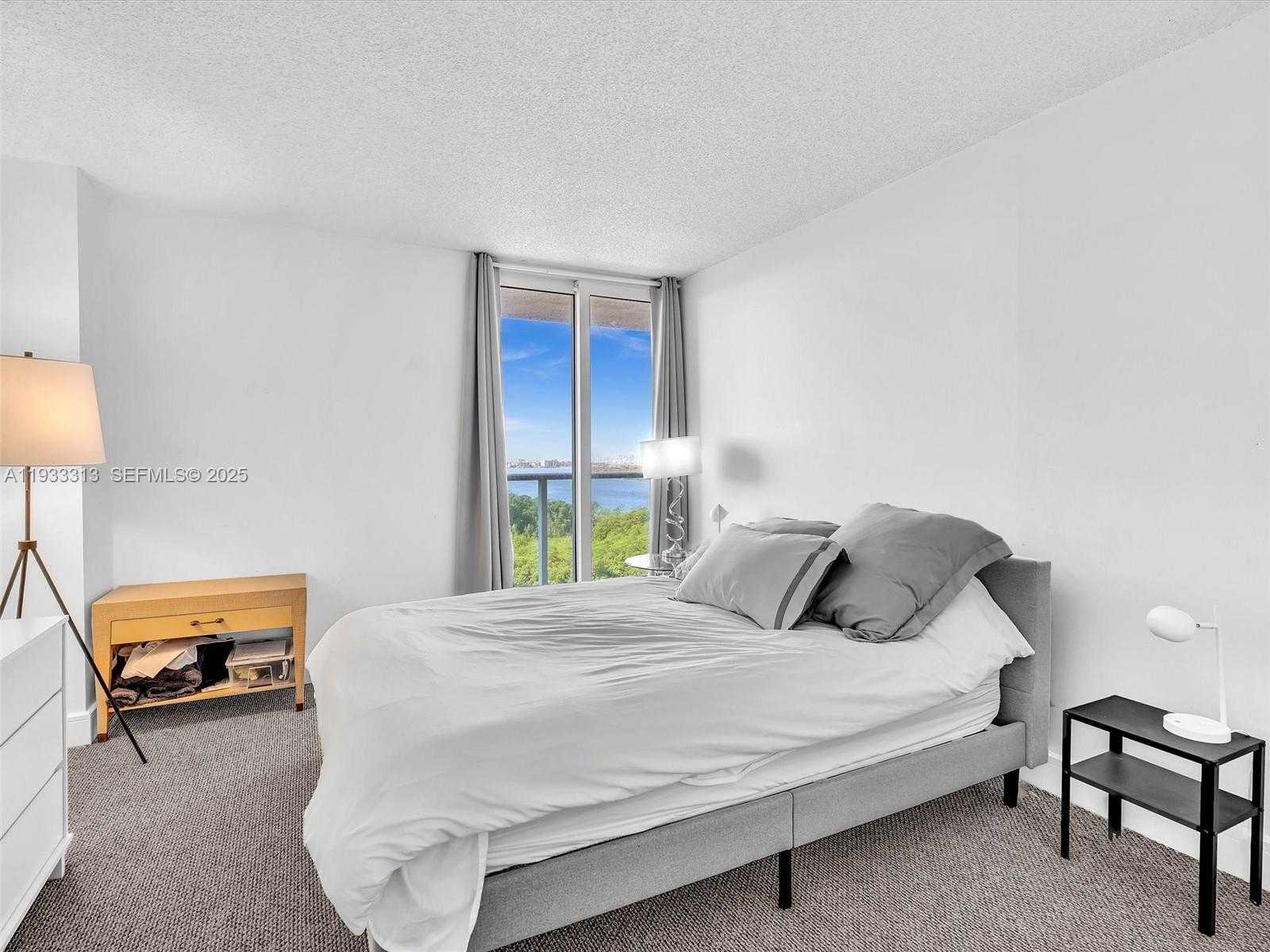 Small Image of 100 BAYVIEW DR #1025, Sunny Isles Beach Number 11