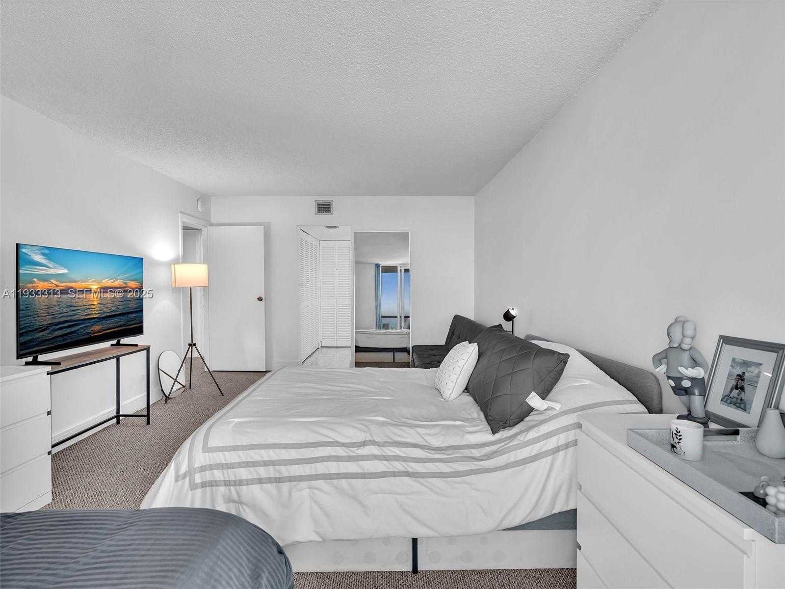 Small Image of 100 BAYVIEW DR #1025, Sunny Isles Beach Number 15