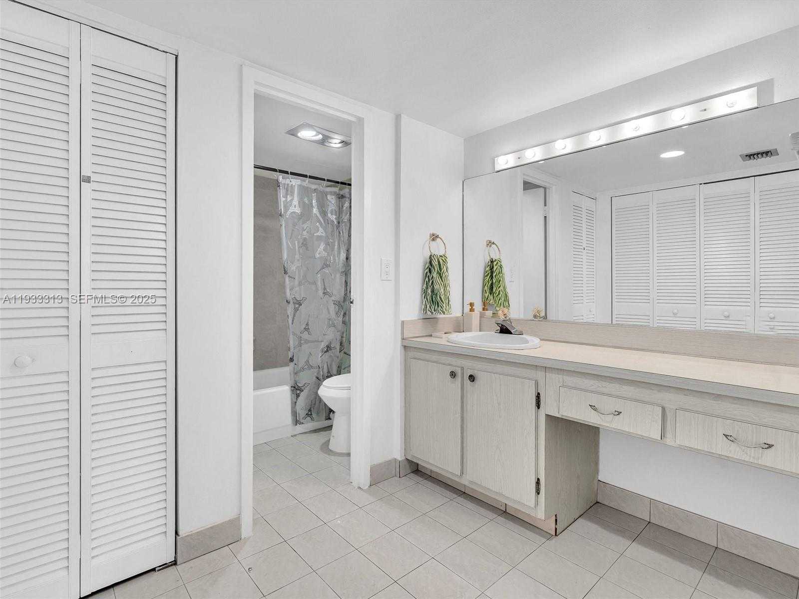 Small Image of 100 BAYVIEW DR #1025, Sunny Isles Beach Number 16