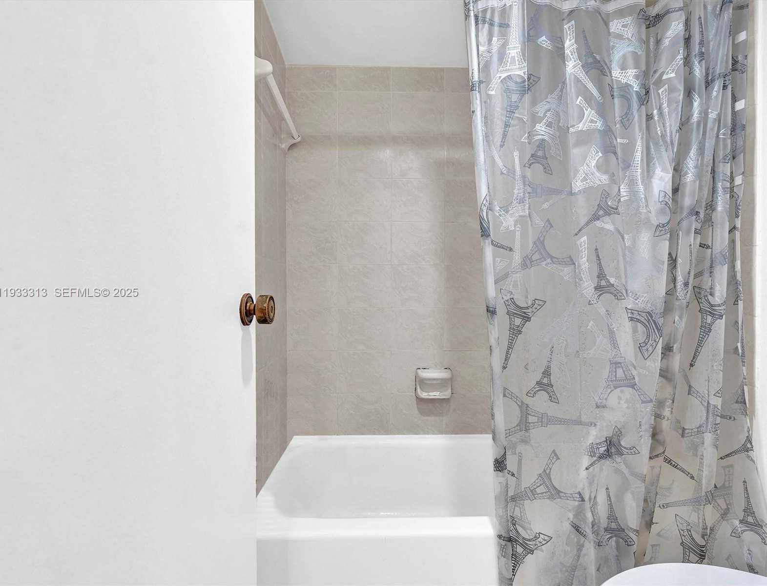 Small Image of 100 BAYVIEW DR #1025, Sunny Isles Beach Number 17