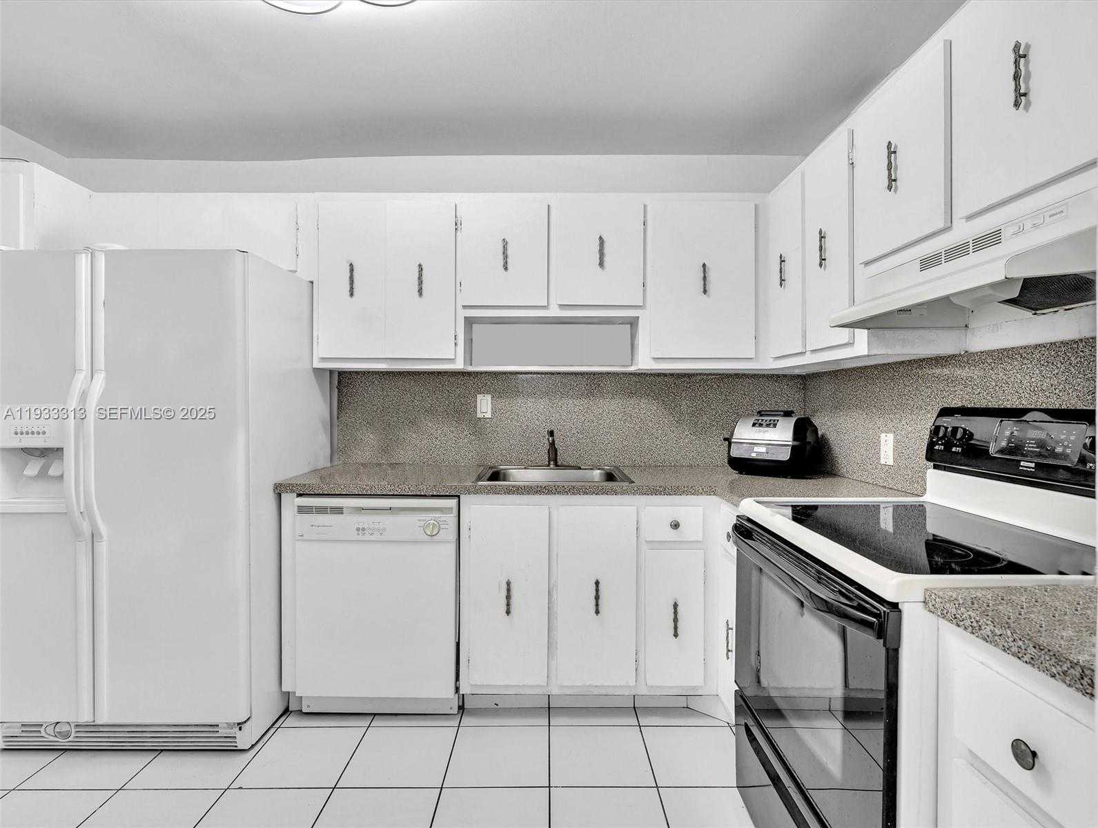 Small Image of 100 BAYVIEW DR #1025, Sunny Isles Beach Number 8