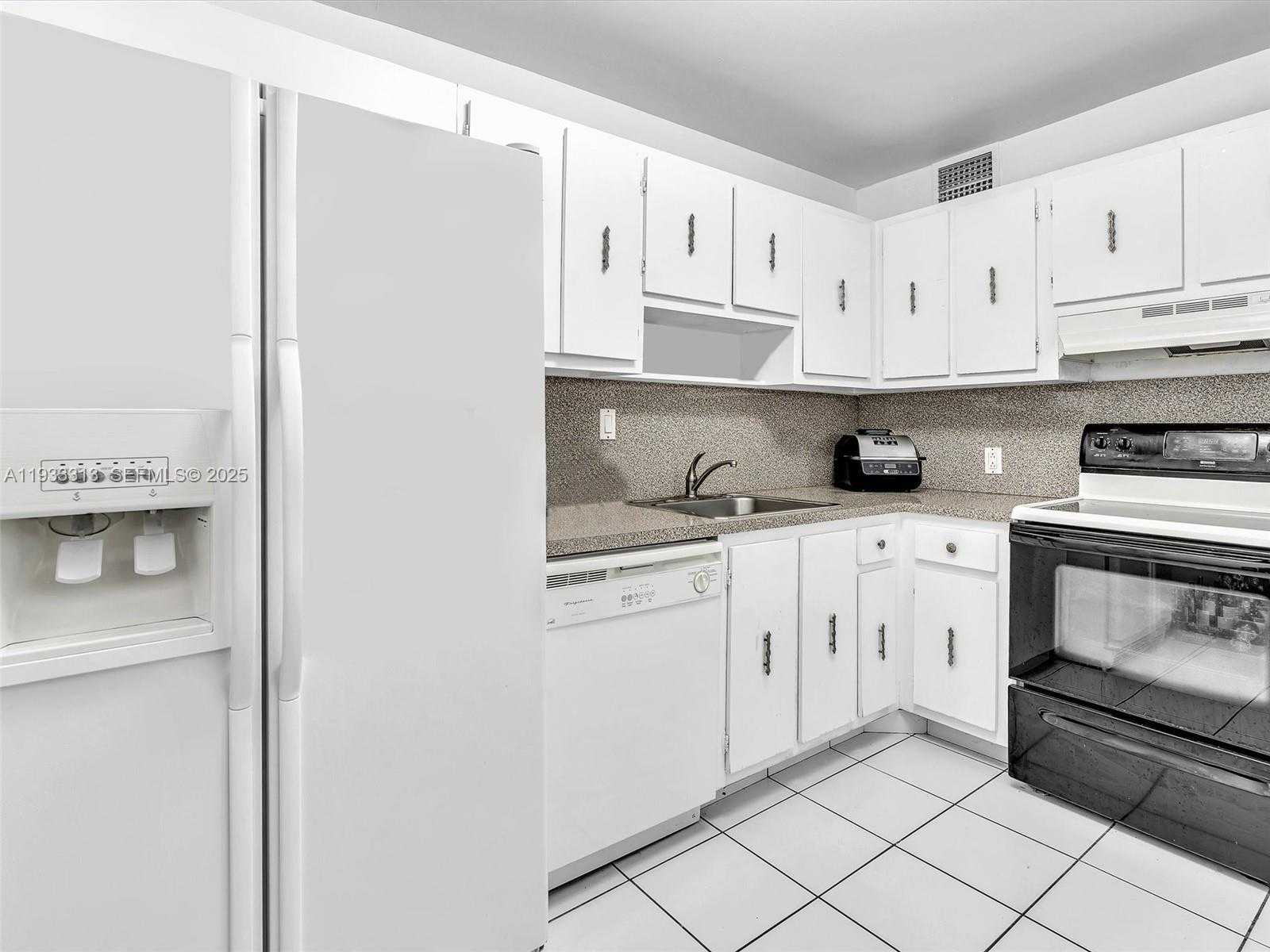 Small Image of 100 BAYVIEW DR #1025, Sunny Isles Beach Number 9