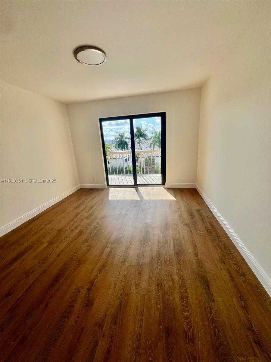 Small Image of 8180 GENEVA CT #531, Doral Number 9