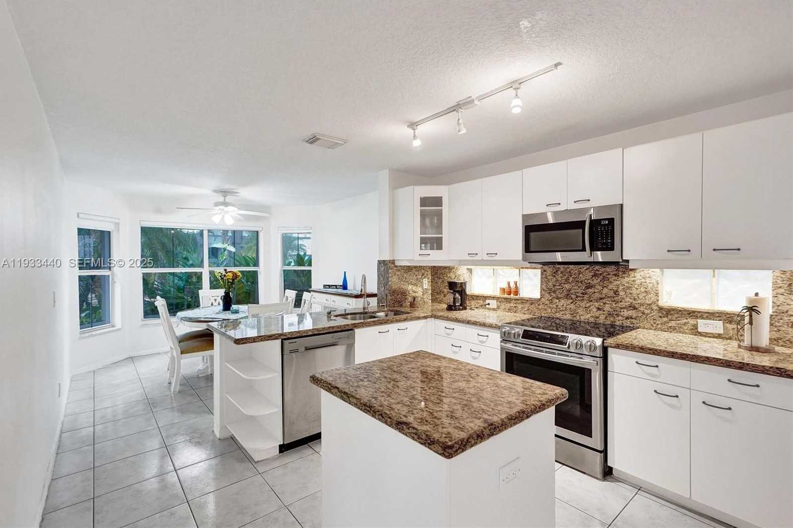 Small Image of 1046 SATINLEAF ST, Hollywood Number 20