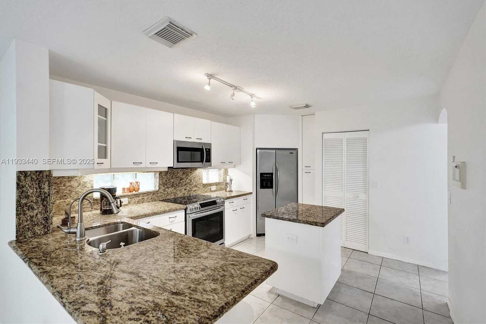 Small Image of 1046 SATINLEAF ST, Hollywood Number 23