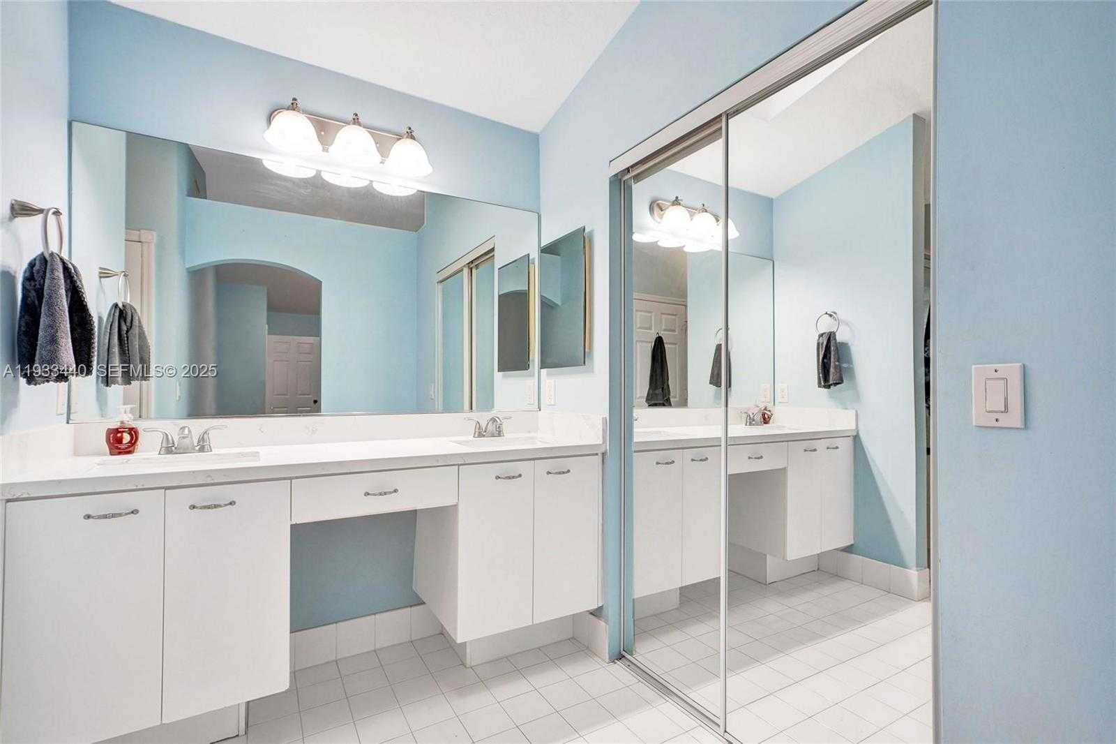 Small Image of 1046 SATINLEAF ST, Hollywood Number 28