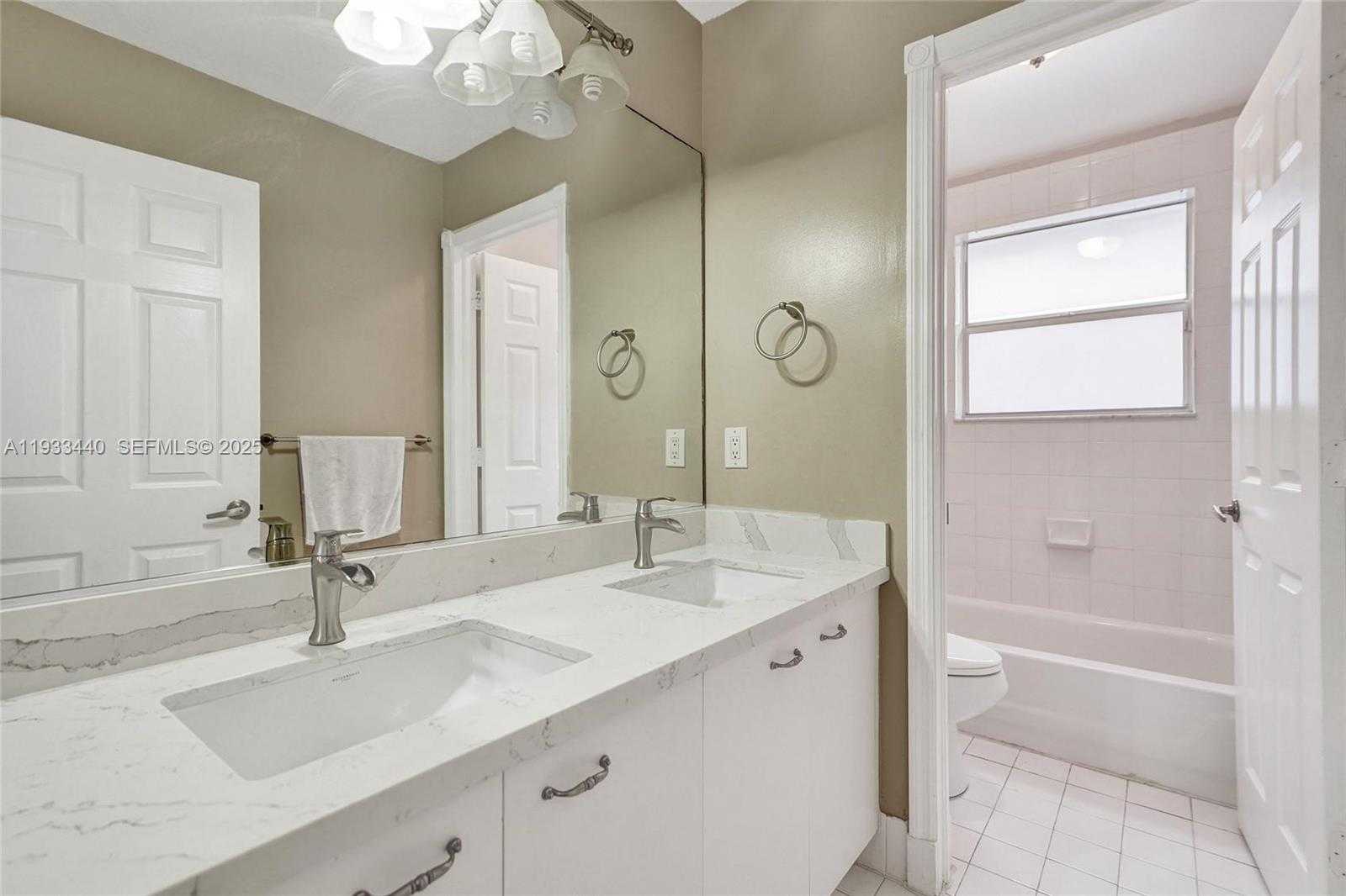 Small Image of 1046 SATINLEAF ST, Hollywood Number 42