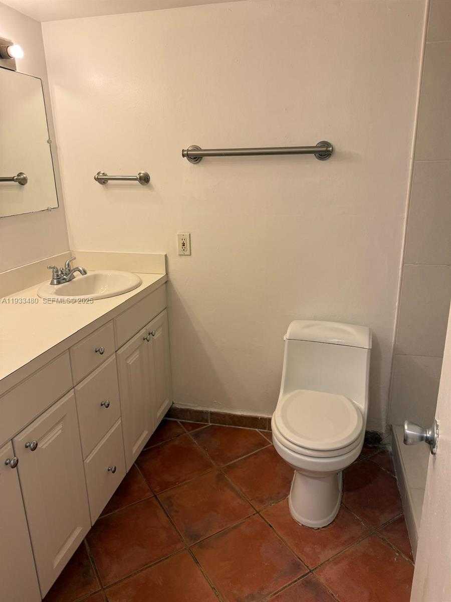 Small Image of 1801 SOUTH TREASURE DR #320, North Bay Village Number 11